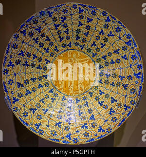 N/A. Anglais : Exposition dans le Musée des beaux-arts de Montréal - Montréal, Québec, Canada. 28 septembre 2016, 13:15:30. Daderot plat 457, l'Espagne, Manises, c. 1430-1470, argile, overglaze sous glaçure bleu, lustre, lustre opaque - Musée des beaux-arts de Montréal - Montréal, Canada - DSC09733 Banque D'Images