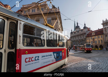 Voitures de rues (tram) avec les piétons dans le quartier historique de Mala Strana, Prague Banque D'Images