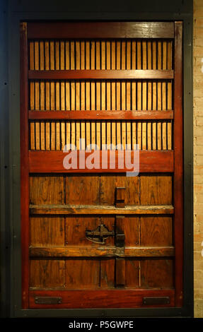 N/A. Français : pièce dans l'Ann et Gabriel Barbier-Mueller Museum - Dallas, Texas, USA. 11 mai 2017, 14:36:53. Daderot porte 466, Japon, fin de la période Edo, 1700s-1800s annonce, du bois, du fer - l'Ann et Gabriel Barbier-Mueller Museum - DSC05538 Banque D'Images