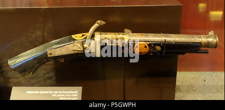 N/A. Français : pièce dans l'Ann et Gabriel Barbier-Mueller Museum - Dallas, Texas, USA. 11 mai 2017, 14:40:42. 163 Bajozutsu Daderot (pistolet pour utilisation à cheval), Japon, période Edo, 1615-1868 AD, du bois, du fer, de l'or - Ann et Gabriel Barbier-Mueller Museum - DSC05562 Banque D'Images