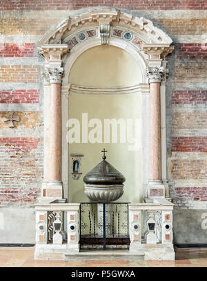 N/D N/A. N/A 347 de l'Église Eremitani (Padoue) - Intérieur - Les fonts baptismaux Banque D'Images