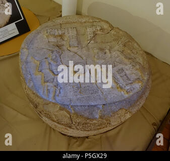 N/A. Français : pièce de la Collection Mésoaméricaine, Peabody Museum, Harvard University, Cambridge, Massachusetts, USA. La photographie est autorisée sans restriction ; la pièce est assez vieux pour qu'il soit dans le . 27 mai 2017, 15:08:51. Marqueur de Balle Daderot 165, 2 de 2, Maya, Lubaantun, Belize, fin Classic, 600-800 AD, calcaire - collection - méso-américain Peabody Museum, Harvard University - DSC05984 Banque D'Images