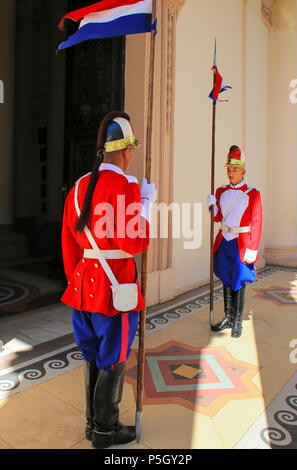 Comité permanent par l'entrée des gardes de la panthéon des héros à Asuncion, Paraguay. C'est le mausolée du pays, où reposent les restes o Banque D'Images