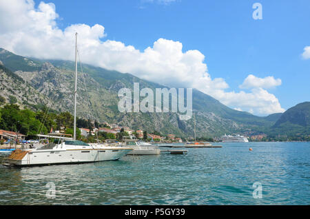 Un bateau sur le lac, Kotor, baie de Kotor, Monténégro Banque D'Images