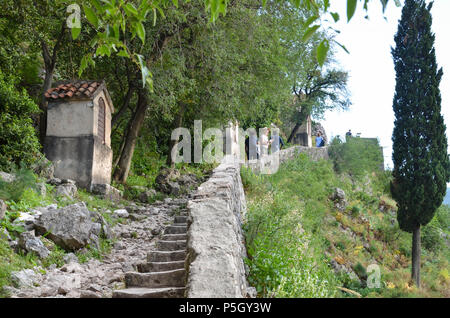 Étapes conduisant la St John (San Giovanni), la montagne, la vieille ville de Kotor, baie de Kotor, Monténégro Banque D'Images