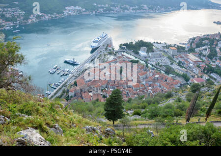 Regardant vers le bas sur la vieille ville depuis le sommet de Saint Jean (San Giovanni) forteresse et château, vieille ville, Kotor, baie de Kotor, Monténégro Banque D'Images