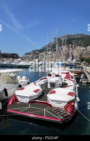 Bateaux amarrés au port Hercule à La Condamine ward de Monaco. Hercule port est le seul port en eau profonde à Monaco Banque D'Images