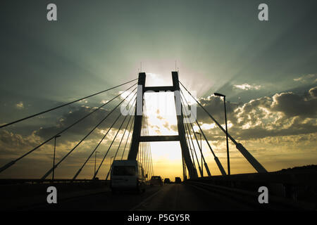 Un pont de fil au coucher du soleil à partir de la perspective de voiture Banque D'Images