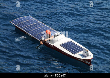 Bateau solaire à Port Hercules pendant Monaco bateau solaire au défi. C'est pour les bateaux mus uniquement par le soleil. Banque D'Images