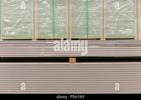 Palette avec placoplâtre par l'immeuble store. Entrepôt avec plâtre. feuilles de plâtre sur des palettes. Les matériaux de construction. Wareho de cloison sèche Banque D'Images