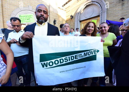 New York City, United States. 25 Juin, 2018. Membres de Woodside en déplacement. Plus de trois cents habitants Queens, militants, les leaders politiques et communautaires ont répondu à NY City Membre du Conseil pour le Queens Jimmy Van BramerÕs pour recueillir de l'appel à l'Église en SebastianÕs Lahap, Queens, de rassembler et de mars au nom des familles immigrantes qui ont été déchirées par WashingtonÕs les politiques concernant le traitement des immigrants illégaux. Credit : Andy Katz/Pacific Press/Alamy Live News Banque D'Images