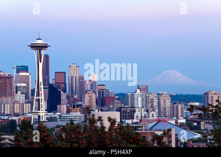 Seattle skyline avec le Space Needle, et le Mont Rainier à l'horizon, vu de Kerry Park sur West Highland Drive, Seattle, Washington. Banque D'Images