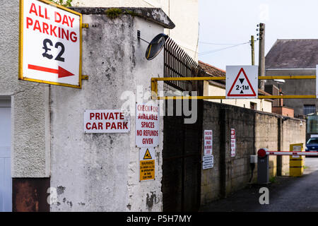 Entrée d'un parking privé, avec panneau disant 'Tous les jours' 2 € Parking Banque D'Images