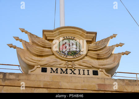 Plaque en haut d'un bâtiment dédié à Saint George, construit en 2013. Banque D'Images