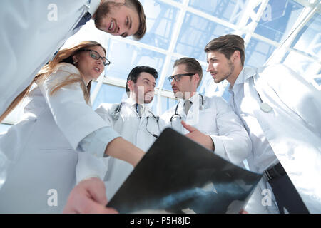 Collègues médecins regardez les x-ray du patient Banque D'Images