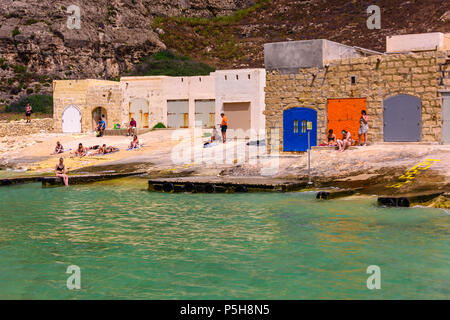 Bateau colorés des maisons à Dwerja, la mer intérieure, Gozo, Malte. Banque D'Images