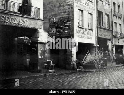 Les piliers des Halles, rue de la tonnellerie . Le célèbre marché parisien connu comme 'les Halles' remonte à dès le moyen âge. Par le 19ème siècle, les marchés des Halles ont été une source principale pour tous les jours d'épicerie et produits d'alimentation générale. Si les structures sont demeurés relativement inchangés pendant trois siècles, les marchés ont été détruit et reconstruit en 1851 dans un effort de modernisation de l'architecture vieille de 800 ans. Le nouveau modèle était composé de 10 pavillons, diverses grandes rues couvertes, et un système de distribution efficace de l'eau, qui a inspiré la conception d'autres Banque D'Images