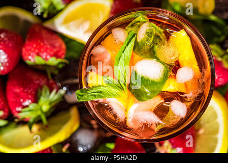 Mojito maison srawberry et baies sur bois Banque D'Images