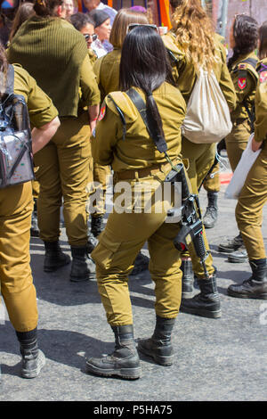 9 mai 2018 un petit groupe de femmes hors-service des conscrits de l'armée israélienne avec un garde armé de rire et de bavarder ensemble au marché de Mahane Yehuda Street Banque D'Images