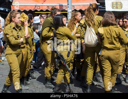 9 mai 2018 un petit groupe de femmes hors-service des conscrits de l'armée israélienne avec un garde armé de rire et de bavarder ensemble au marché Mahane Yehuda Jérusalem Banque D'Images