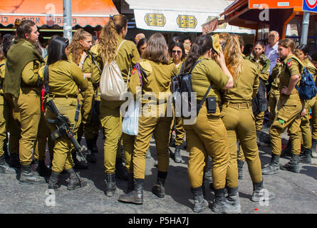 9 mai 2018 un petit groupe de femmes hors-service des conscrits de l'armée israélienne avec un garde armé de rire et de bavarder ensemble au marché Mahane Yehuda Jérusalem Banque D'Images