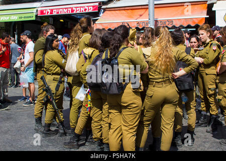 9 mai 2018 un petit groupe de femmes hors-service des conscrits de l'armée israélienne avec un garde armé de rire et de bavarder ensemble au marché Mahane Yehuda Jérusalem Banque D'Images