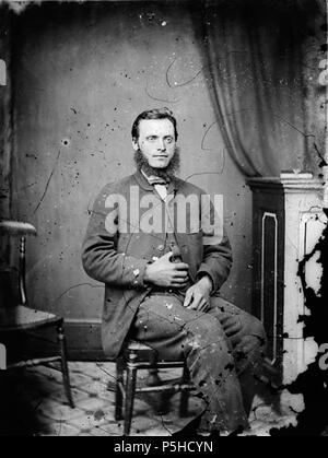 [Un homme assis] [GRAPHIC].. 1 : négatif, verre au collodion humide, n&b ; 11 x 8,5 cm. vers 1875. Thomas, John, 45 Un homme assis ANL3364808 Banque D'Images