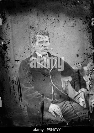 [Un homme assis] [GRAPHIC].. 1 : négatif, verre au collodion humide, n&b ; 10,5 x 8 cm. vers 1875. Thomas, John, 45 Un homme assis ANL3364810 Banque D'Images