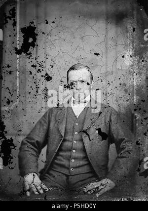 [Un homme assis] [GRAPHIC].. 1 : négatif, verre au collodion humide, n&b ; 11 x 8 cm. vers 1875. Thomas, John, 45 Un homme assis ANL3364983 Banque D'Images