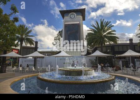 Tour horloge et fontaine dans la galerie marchande de Westfield extérieur à University Towne Center (UTC) San Diego Californie États-Unis Banque D'Images