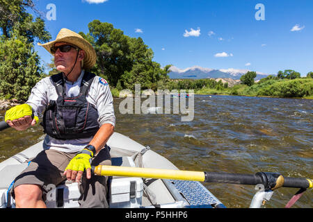 Man paddling radeau sur la rivière Arkansas ; qui va passe par le centre-ville de quartier historique de la petite ville de montagne de salida ; Couleur Banque D'Images