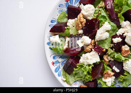 Assiette de betterave, Fromage et noix Banque D'Images