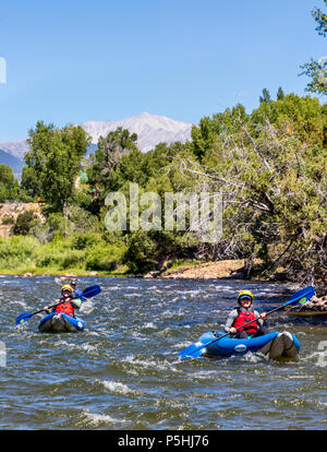 Les kayaks gonflables, duckies en caoutchouc, de l'Arkansas River, Salida, Colorado, USA Banque D'Images