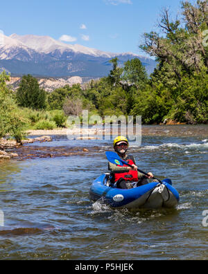 Les kayaks gonflables, duckies en caoutchouc, de l'Arkansas River, Salida, Colorado, USA Banque D'Images