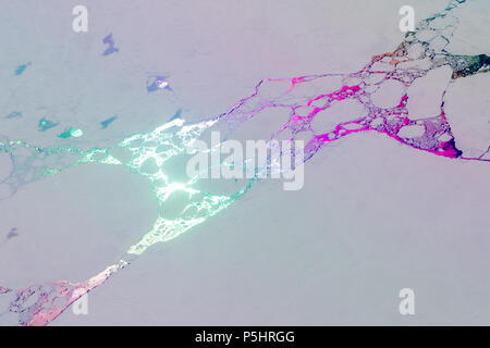 Réflexions de l'océan polarisé dans l'eau ouverte mène à travers la glace de mer, vue aérienne, mer de Ross Banque D'Images