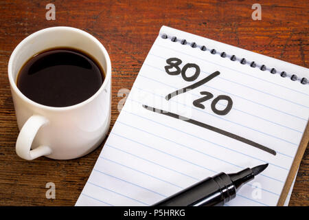 Principe de Pareto ou règle de vingt-quatre-vingts représenté dans un ordinateur portable avec une tasse de café - un rappel ou de conseils Banque D'Images