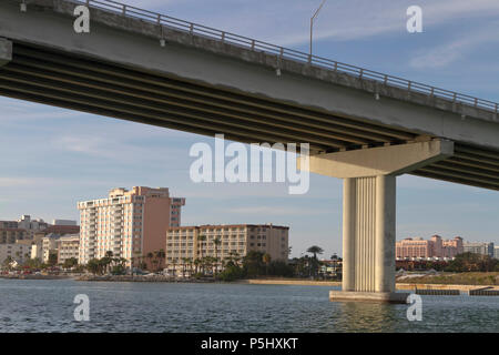 CLEARWATER, Floride, USA - 7 février 2018 : La vue de l'eau passant sous le pont de passage Clearwater de Clearwater, Floride autour de coucher du soleil. Le pont Banque D'Images
