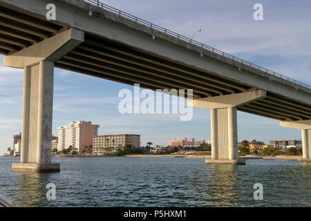 Vue depuis l'eau passant sous le pont de passage Clearwater de Clearwater, Floride autour de coucher du soleil. Le pont est une construction avec vingt Banque D'Images