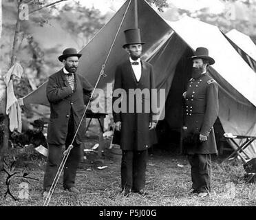 N/A. Anglais : Abraham Lincoln (centre) en face de la tente flanquée de deux autres hommes Allan Pinkerton, le président Abraham Lincoln, et le général John Alexander McClernand. Pinkerton est le chef de l'Union européenne les services de renseignement à l'époque. Il a également, semble-t-il, ont déjoué une tentative d'assassinat contre Lincoln. Son travail en temps de guerre a été essentielle dans le développement de l'agence Pinkerton, qu'il a ensuite utilisé pour le pionnier de l'industrie américaine détective privé lorsqu'il a créé l'agence Pinkerton détective national. Photographie par Alexander Gardner, 3 octobre 1863. 3 octobre 1863. Alexander Gardner (1821-1882) Alterna Banque D'Images