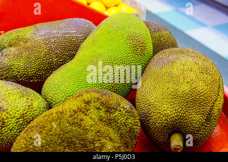 De nombreux fruits vert entier jack on street Banque D'Images