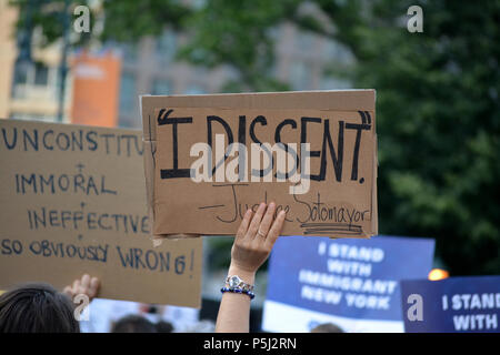 New York, USA. 26 Juin, 2018. Les personnes qui protestent contre le vote de la Cour suprême pour faire respecter l'atout de Donald's Muslim interdiction de voyage à Manhattan. Crédit : Christopher Penler/Alamy Live News Banque D'Images