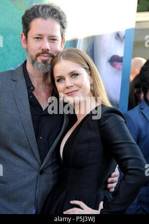 Los Angeles, USA. Jun 26, 2018. (L-R) Acteur Darren Le Gallo et épouse l'actrice Amy Adams assister à HBO's premiere de 'Sharp' Objets le 26 juin 2018 au Dôme de Cinerama à Los Angeles, Californie. Photo de Barry King/Alamy Live News Banque D'Images