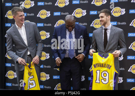 Los Angeles, Californie, USA. 26 Juin, 2018. Los Angeles Lakers président des opérations basket-ball, Earvin ''Magic'' Johnson, centre, rookies Sviatoslav Mykhailiuk, droite, et Moritz Wagner posent avec leurs nouveaux maillots à une conférence de presse à Los Angeles, mardi, 26 juin 2018. Les Lakers introduire deux nouveaux projets d'acteurs, Moritz Wagner, originaire d'Allemagne, le 25e choix de la Draft 2018 et garde côtière canadienne Sviatoslav Mykhailiuk, originaire de l'Ukraine. Ringo : crédit Chiu/ZUMA/Alamy Fil Live News Banque D'Images