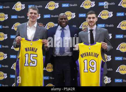 Los Angeles, Californie, USA. 26 Juin, 2018. Los Angeles Lakers président des opérations basket-ball, Earvin ''Magic'' Johnson, centre, rookies Sviatoslav Mykhailiuk, droite, et Moritz Wagner posent avec leurs nouveaux maillots à une conférence de presse à Los Angeles, mardi, 26 juin 2018. Les Lakers introduire deux nouveaux projets d'acteurs, Moritz Wagner, originaire d'Allemagne, le 25e choix de la Draft 2018 et garde côtière canadienne Sviatoslav Mykhailiuk, originaire de l'Ukraine. Ringo : crédit Chiu/ZUMA/Alamy Fil Live News Banque D'Images