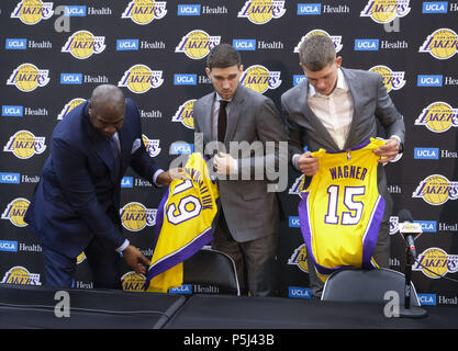 Los Angeles, Californie, USA. 26 Juin, 2018. Los Angeles Lakers président des opérations basket-ball, Earvin ''Magic'' Johnson, gauche, rookies Sviatoslav Mykhailiuk, centre, et Moritz Wagner posent avec leurs nouveaux maillots à une conférence de presse à Los Angeles, mardi, 26 juin 2018. Les Lakers introduire deux nouveaux projets d'acteurs, Moritz Wagner, originaire d'Allemagne, le 25e choix de la Draft 2018 et garde côtière canadienne Sviatoslav Mykhailiuk, originaire de l'Ukraine. Ringo : crédit Chiu/ZUMA/Alamy Fil Live News Banque D'Images