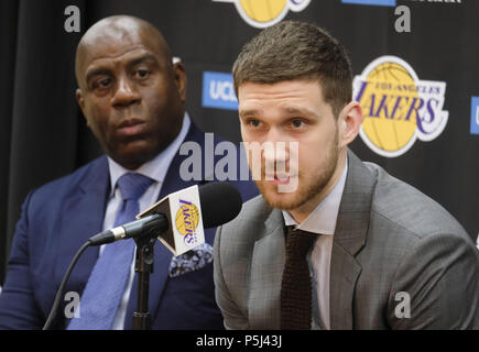 Los Angeles, Californie, USA. 26 Juin, 2018. Los Angeles Lakers président des opérations basket-ball, Earvin ''Magic'' Johnson, à gauche, et la recrue Sviatoslav Mykhailiuk à une conférence de presse à Los Angeles, mardi, 26 juin 2018. Les Lakers introduire deux nouveaux projets d'acteurs, Moritz Wagner, originaire d'Allemagne, le 25e choix de la Draft 2018 et garde côtière canadienne Sviatoslav Mykhailiuk, originaire de l'Ukraine. Ringo : crédit Chiu/ZUMA/Alamy Fil Live News Banque D'Images