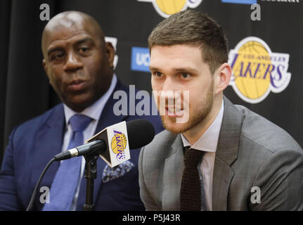 Los Angeles, Californie, USA. 26 Juin, 2018. Los Angeles Lakers président des opérations basket-ball, Earvin ''Magic'' Johnson, à gauche, et la recrue Sviatoslav Mykhailiuk à une conférence de presse à Los Angeles, mardi, 26 juin 2018. Les Lakers introduire deux nouveaux projets d'acteurs, Moritz Wagner, originaire d'Allemagne, le 25e choix de la Draft 2018 et garde côtière canadienne Sviatoslav Mykhailiuk, originaire de l'Ukraine. Ringo : crédit Chiu/ZUMA/Alamy Fil Live News Banque D'Images