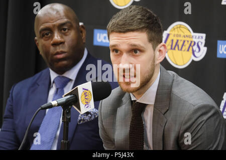 Los Angeles, Californie, USA. 26 Juin, 2018. Los Angeles Lakers président des opérations basket-ball, Earvin ''Magic'' Johnson, à gauche, et la recrue Sviatoslav Mykhailiuk à une conférence de presse à Los Angeles, mardi, 26 juin 2018. Les Lakers introduire deux nouveaux projets d'acteurs, Moritz Wagner, originaire d'Allemagne, le 25e choix de la Draft 2018 et garde côtière canadienne Sviatoslav Mykhailiuk, originaire de l'Ukraine. Ringo : crédit Chiu/ZUMA/Alamy Fil Live News Banque D'Images