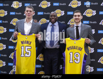 Los Angeles, Californie, USA. 26 Juin, 2018. Los Angeles Lakers président des opérations basket-ball, Earvin ''Magic'' Johnson, centre, rookies Sviatoslav Mykhailiuk, droite, et Moritz Wagner posent avec leurs nouveaux maillots à une conférence de presse à Los Angeles, mardi, 26 juin 2018. Les Lakers introduire deux nouveaux projets d'acteurs, Moritz Wagner, originaire d'Allemagne, le 25e choix de la Draft 2018 et garde côtière canadienne Sviatoslav Mykhailiuk, originaire de l'Ukraine. Ringo : crédit Chiu/ZUMA/Alamy Fil Live News Banque D'Images