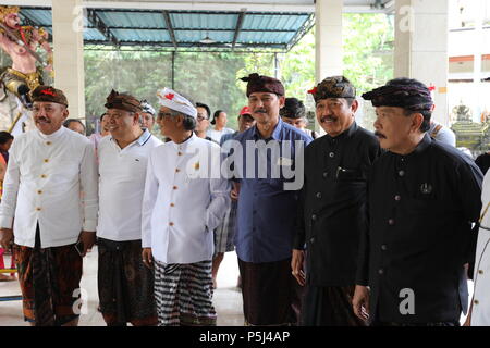 Bali, Indonésie. 27 Juin, 2018. Rakaïste Tjokorda Kerthyasa (troisième à partir de la gauche, avec white hat), roi de Bali qui est en cours d'exécution pour le poste de régent dans l'Gianyar regency, et Tjokorda Oka Artha Adhana Sukawaiti (deuxième à droite), un candidat en lice pour le poste de gouverneur de Bali, assister à un bureau de scrutin à Ubud, Bali lors des élections régionales le 27 juin 2018. Credit : Dominic Dudley/Alamy Live News Banque D'Images